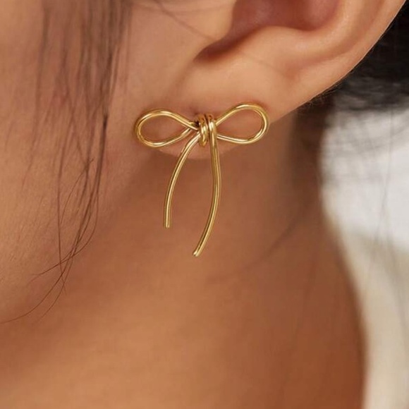 Gold bow wire style earrings - Picture 1 of 5